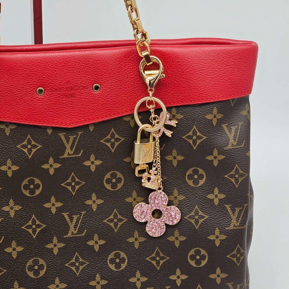 Louis Vuitton Authentic Gold Lock 🔒 Unbranded Flower Keychain Charm for Bags